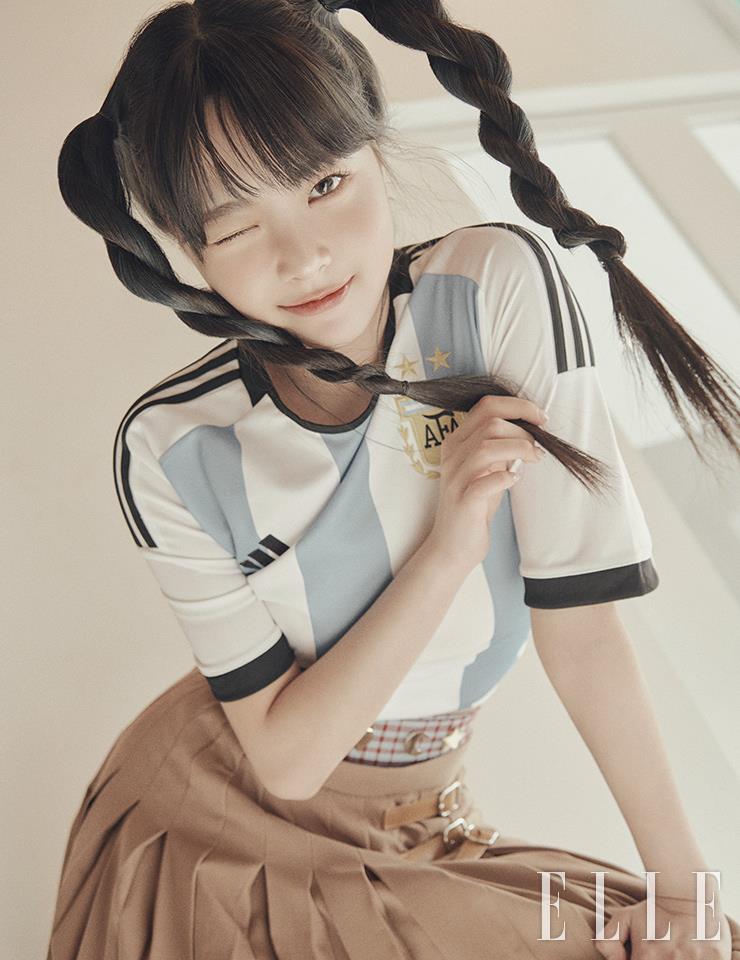 저지 톱은 Adidas Originals. 버클 장식의 플리츠스커트는 Rokh by 10 Corso Como Seoul. 레이어드한 체크 패턴의 플리츠스커트는 스타일리스트 소장품.