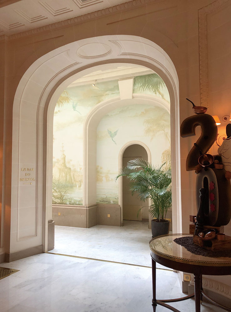 파리의 풍경. 어딜 가나 자연스럽게 꽃과 식물이 놓여 있다.