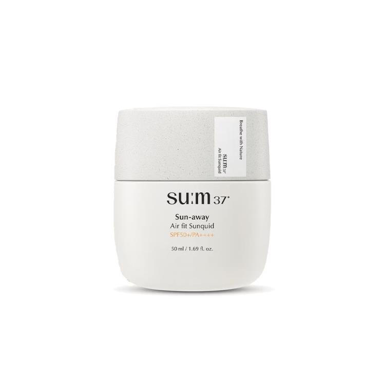 숨37˚선어웨이 에어핏 선퀴드 SPF50+ PA++++ - 우유처럼 가벼운 액상 타입에 바르는 즉시 피부 온도가 5도 내려가는 진정 효과, 사용할수록 피부 장벽을 개선하는 보습 효과도 갖췄다. 50mL 5만원. 