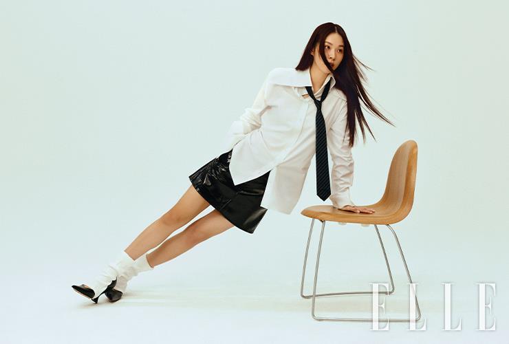 화이트 컬러 셔츠는 Axel Arigato. 페이턴트 레더 스커트는 Michael Kors. 스틸레토 힐은 Bottega Veneta. 삭스는 스타일리스트 소장품.