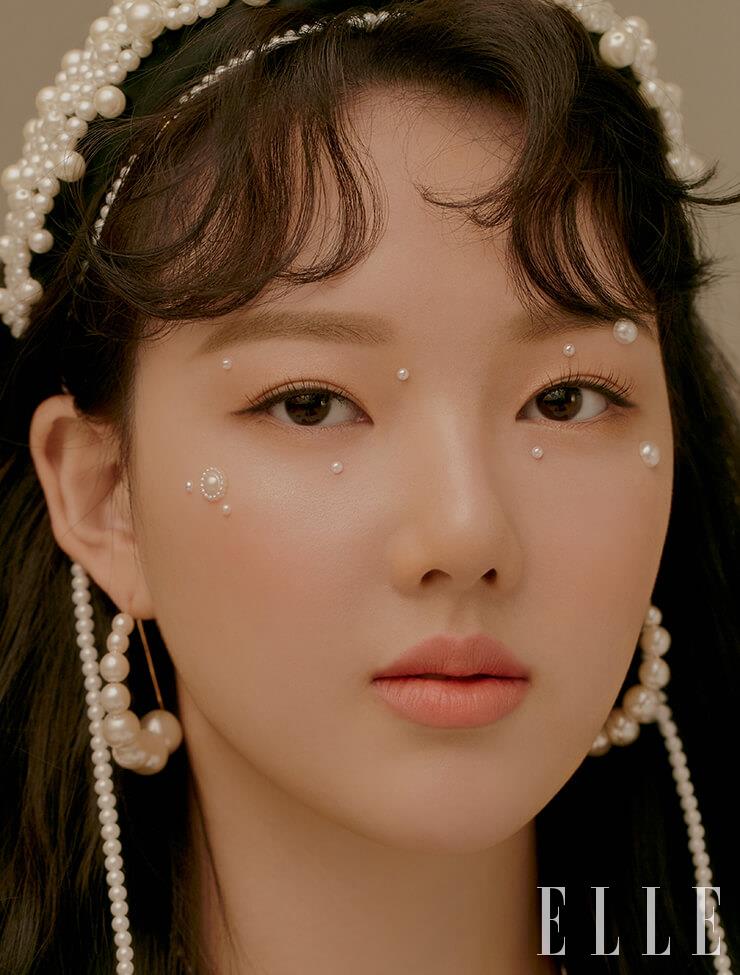 이어링은 TATIANA. 귀에 걸어 연출한 롱 네크리스는 gemma alus. 스마일 진주 포인트 네크리스와 그레이 컬러 진주 네크리스는 모두 VINTAGE HOLLYWOOD. 골드바 장식의 진주 네크리스는 Fuza. 헤어밴드는 스타일리스트 소장품.