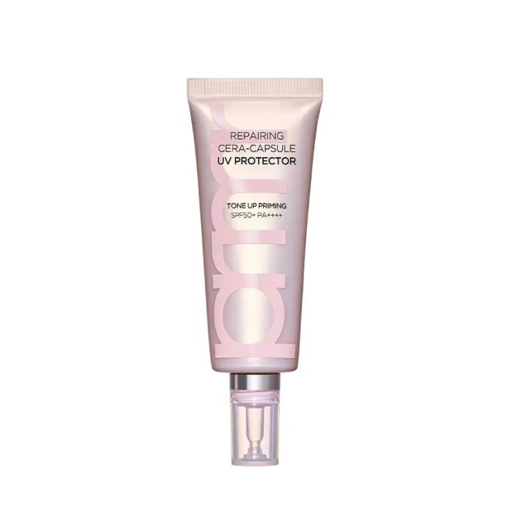 프리메라 리페어링 세라캡슐 UV프로텍터 톤업 프라이밍 SPF50+ PA++++ - 세라마이드를 함유해 촉촉한 핑크색 크림이지만 곧 매끈하게 도포돼 특히 쿠션 파운데이션의 밀착력과 지속력을 두 배 높여준다. 40mL 3만4천원. 