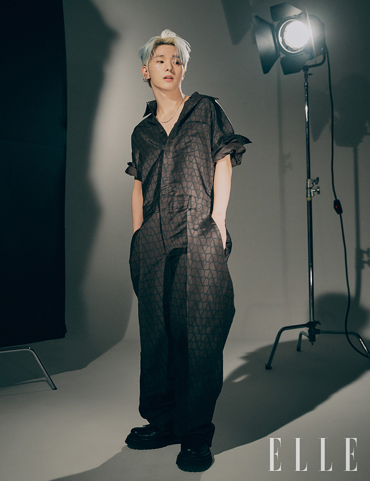 혜성이 착용한 오버사이즈 점프슈트는 Valentino. 더비 슈즈는 Ami. 이어 커프는 Portrait Report. 네크리스는 스타일리스트 소장품.