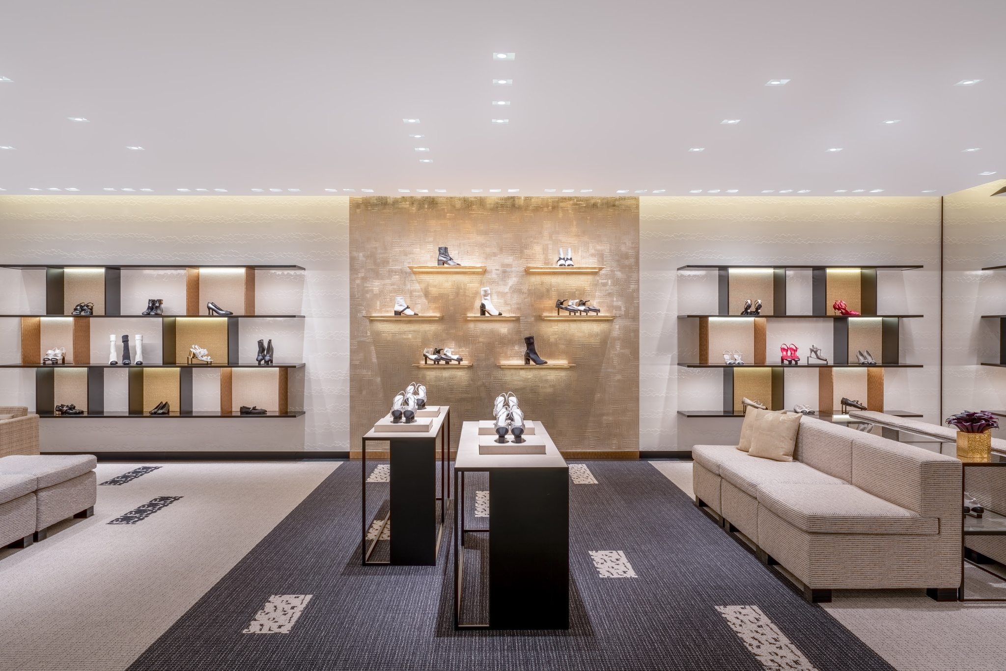 골드 컬러로 포인트를 준 내부 전경