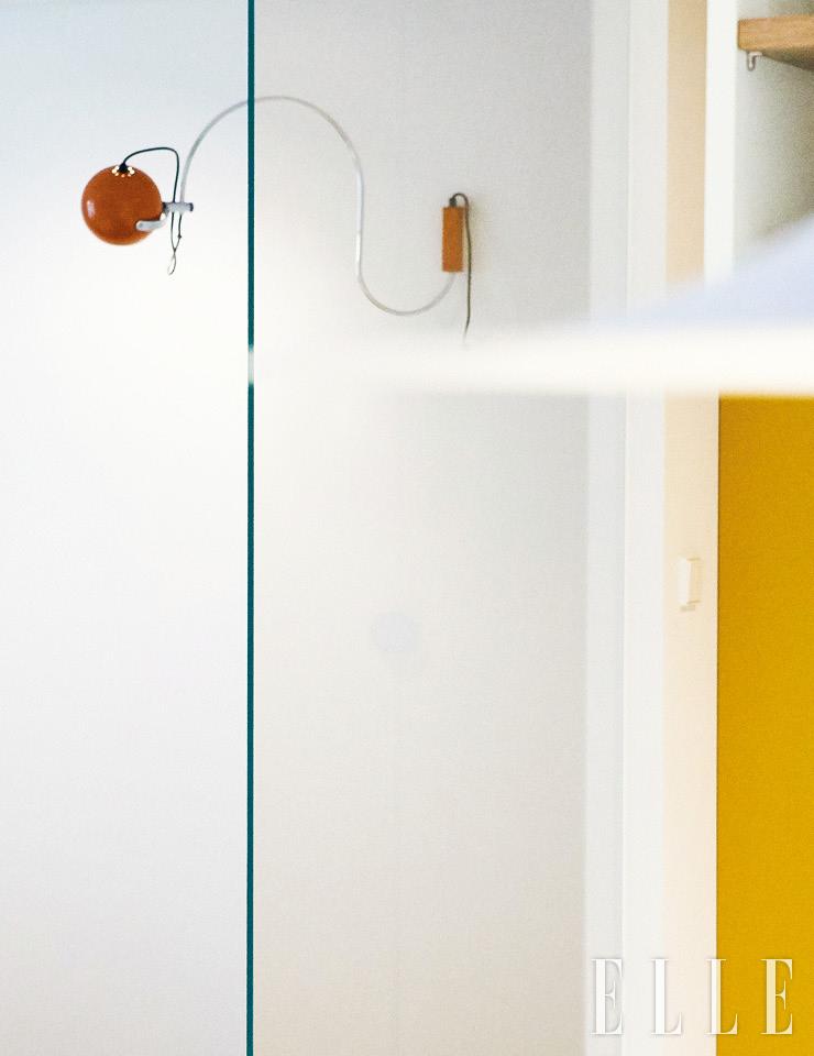 현관에 들어서면 통창을 통해 한눈에 들어오는 작은방. 벽에 달린 조명은 빈티지 제품.