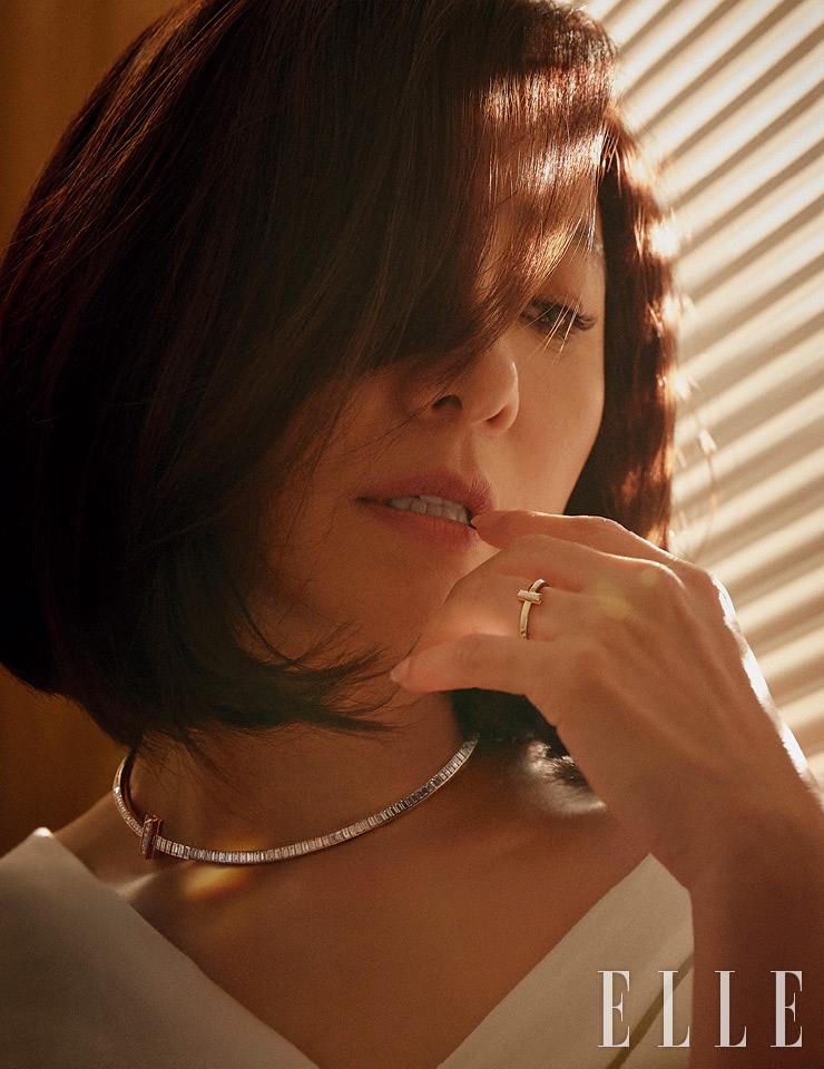 10캐럿 이상의 바게트 다이아몬드와 3캐럿 이상의 라운드 브릴리언트 다이아몬드를 세팅한 티파니 T1 다이아몬드 초커 네크리스, 18K 로즈골드 소재의 티파니 T1 내로우 링은 모두 Tiffany & Co. 드레스는 Miu Miu. 