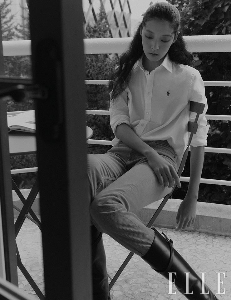 화이트 코튼 트윌 셔츠와 코듀로이 팬츠, 블랙 레더 부츠는 모두 Polo Ralph Lauren.