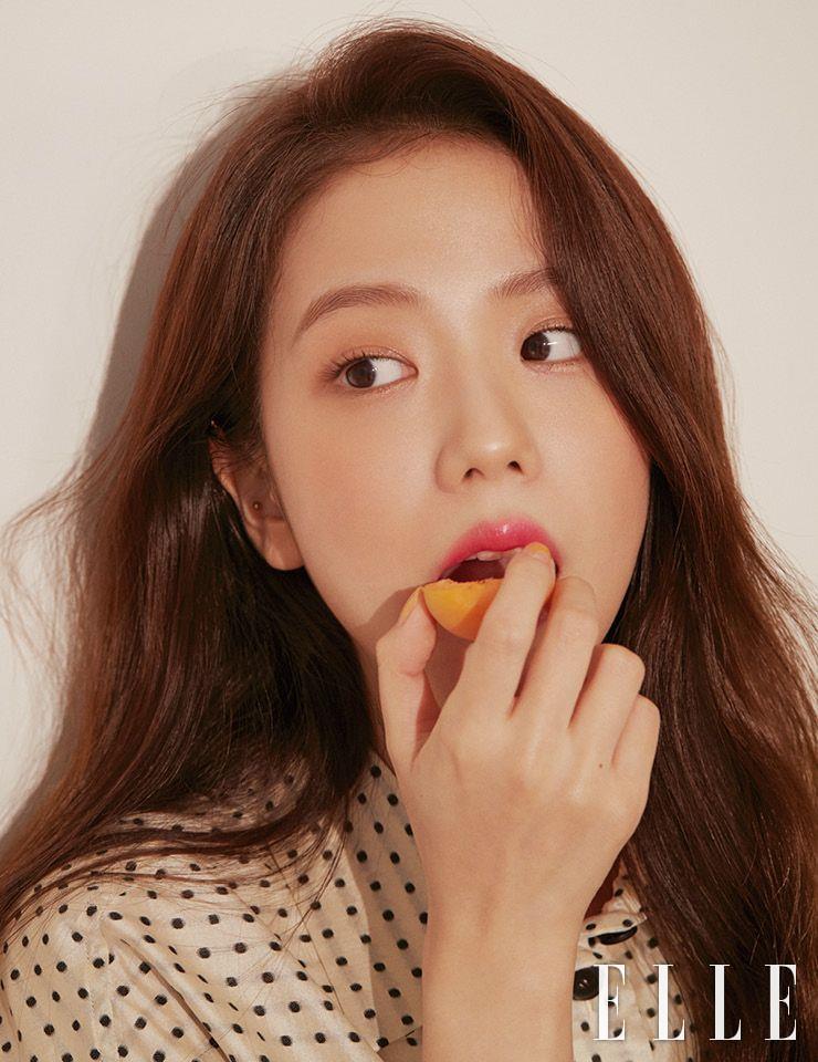 디올 포에버 파운데이션 스킨 글로우 피니쉬를 발라 산뜻하고 은은한 빛을 피부에 표현한 뒤 디올 백스테이지 로지 글로우, 001 핑크와 004 코랄을 믹스해 살굿빛 뺨을 연출한다. 선명한 레드 핑크빛 립은 디올 어딕트 스텔라 샤인, 536 럭키. 사용 제품은 모두 Dior. 도트 프린트 셔츠 드레스는 Dior. 