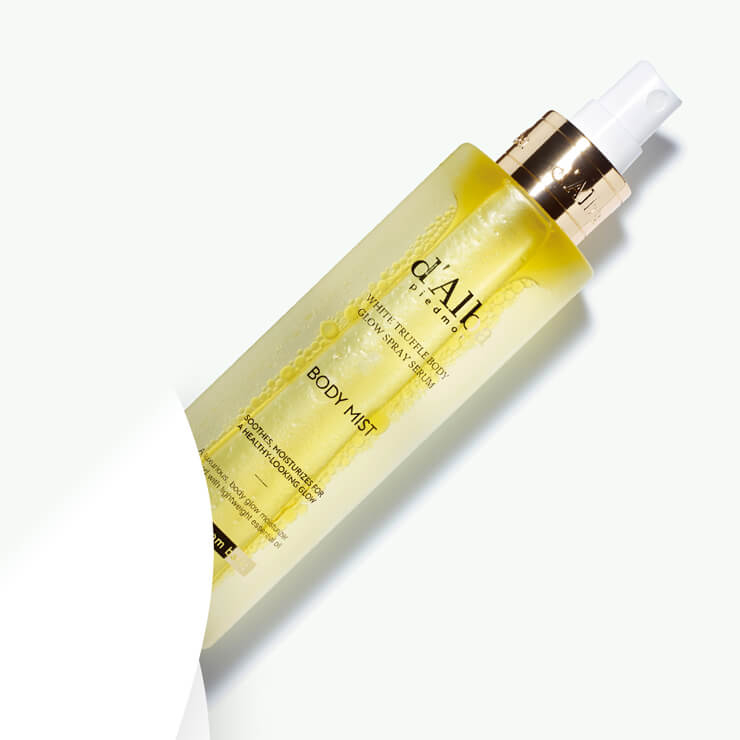 오일층과 수분층의 이중 보습 효과. 푸석하고 탄력 잃은 피부에 광채를 주는 화이트 트러플 바디 글로우 스프레이 세럼, 3만2천원, d’Alba. 