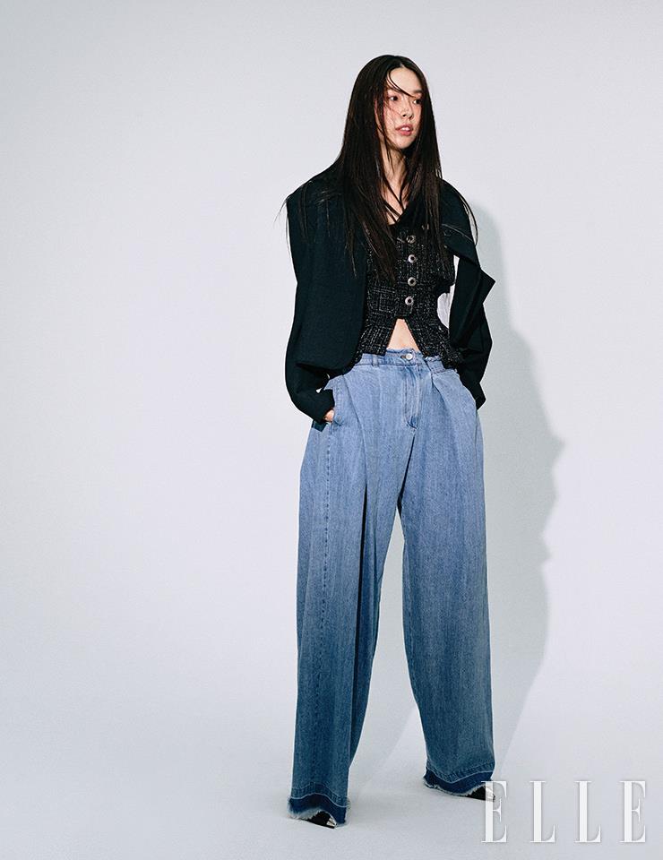 블랙 재킷은 Maisonmarais. 이너 웨어로 입은 트위드 튜브 톱과 와이드 데님 팬츠는 모두 Grace Elwood.