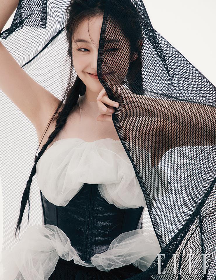 톱과 코르셋, 샤 스커트는 모두 Hannah Shin.