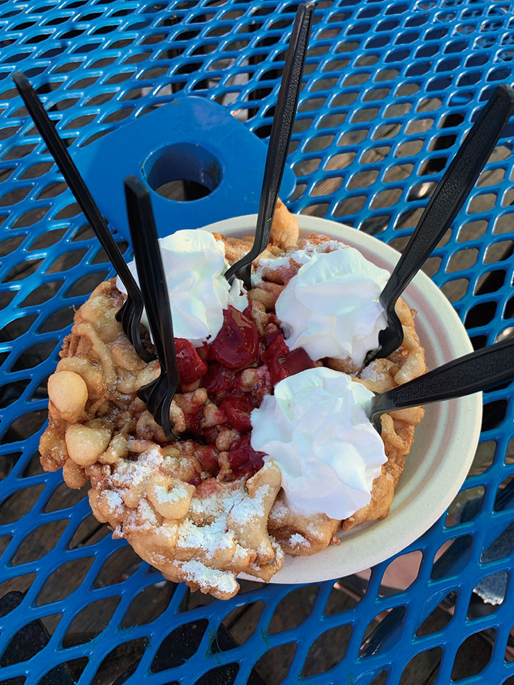 미국적 비주얼의 ‘펀넬 케이크(Funnel Cakes)’. 인스타그램 사진용으로(만) 탁월하다.