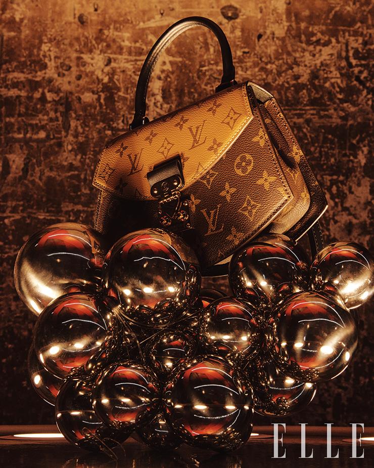 투 톤 컬러의 모노그램 패턴이 돋보이는 ‘틸시트’ 백은 Louis Vuitton.