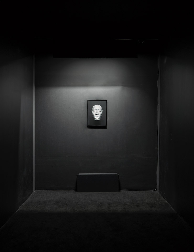 내면의 장면을 형상화한 우창원의 사진들. 작품 속의 마스크는 명상 중 머릿속에 떠오르는 얼굴이 돼 바라보는 사람들을 비춘다. 인물의 얼굴을 석고 마스크로 만든 후, 이 마스크를 피사체로 촬영한 사진 작품이다.