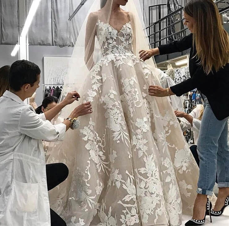 컬렉션 준비를 위해 아틀리에에서 디자인을 손보고 있는 모습.