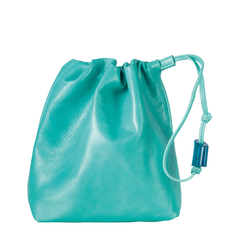 손목에 걸어 들기 좋은 미니 사이즈 버킷 백은 7만9천원, Archivepke. 