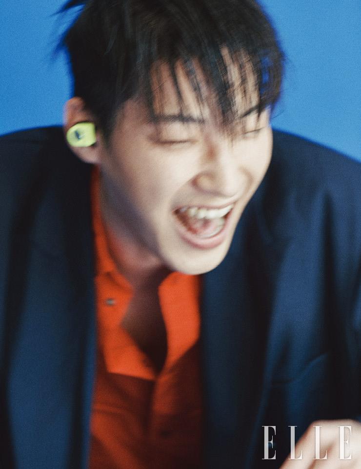 오버사이즈 재킷과 레드 셔츠는 가격 미정, 모두 Balenciaga. 네온 컬러의 이어폰은 1백만원대, Louis Vuitton. 