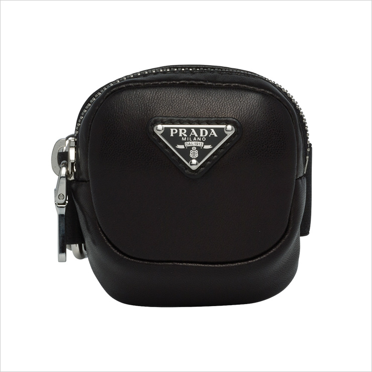 삼각 로고 디테일의 브레이슬렛 파우치는 71만원, Prada.