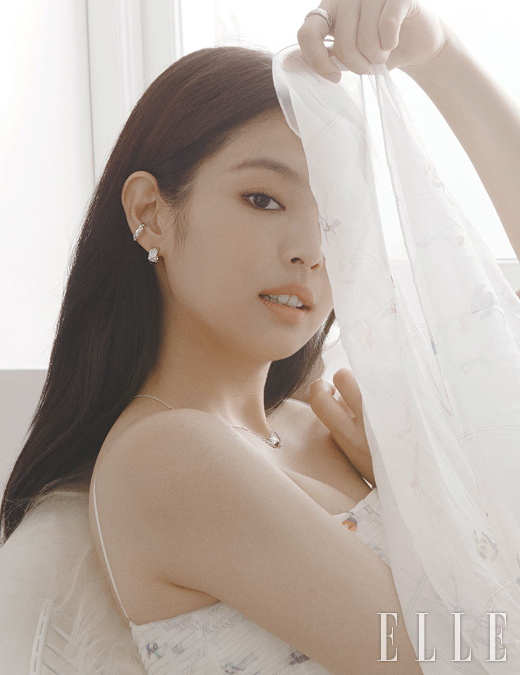화이트골드 코코 크러쉬 스몰 링, 커프처럼 연출한 코코 크러쉬 이어링, 다이아몬드를 세팅한 코코 크러쉬 이어링, 퀼팅 모티프 펜던트의 화이트골드 다이아몬드 코코 크러쉬 네크리스는 모두 Chanel Fine Jewelry.