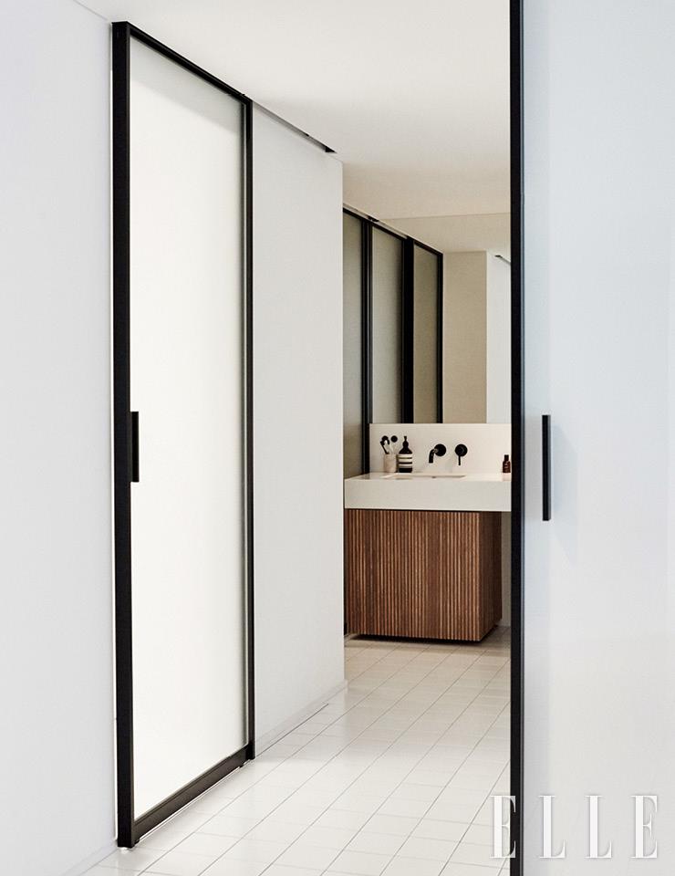 최대한 열린 느낌을 주고 싶어 반투명의 폴딩 도어를 설치했다. 