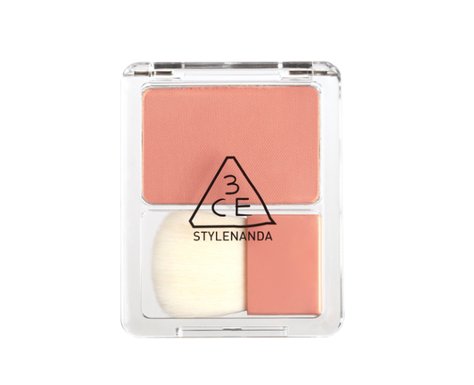 브러쉬가 내장되어 있어 휴대가 용이한 피치 컬러의 블러셔, #Last Time, 2만원, 3CE.