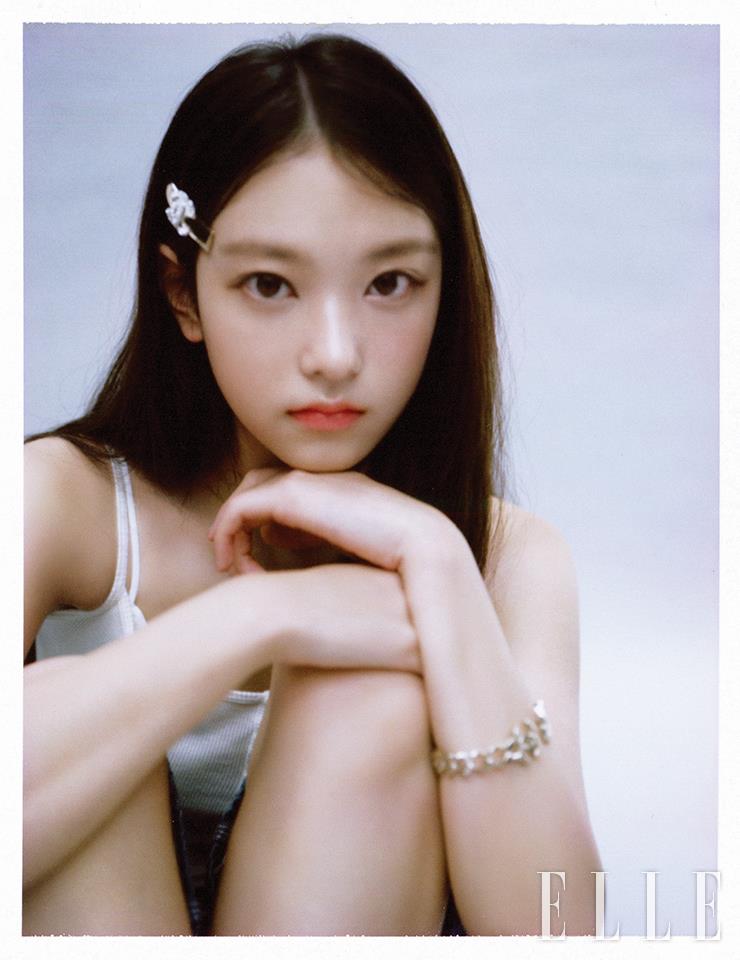 헤어핀과 체인 벨트 백, 브레이슬렛은 모두 Chanel. 화이트 톱과 복서 팬츠, 데님 팬츠는 모두 스타일리스트 소장품.