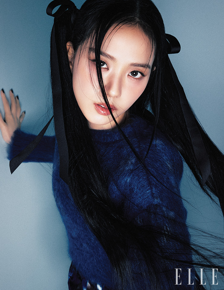 블루 스웨터와 스커트는 모두 Dior.
