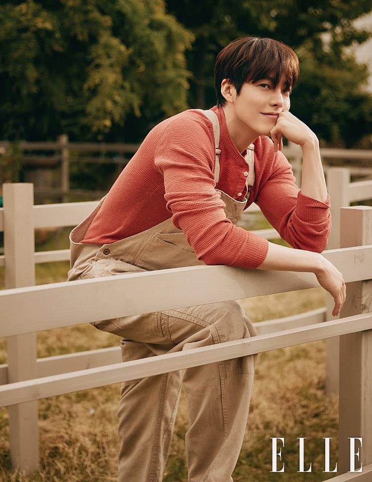 헨리넥 티셔츠와 오버올은 모두 스타일리스트 소장품.