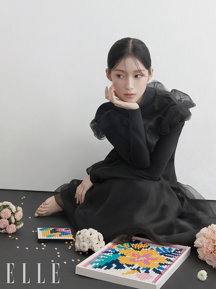 2870개의 부품을 활용해 무려 15가지 조합을 완성할 수 있는 플라워 아트 액자는 LEGO. 원피스는 Shanshan Ruan by Adekuver.