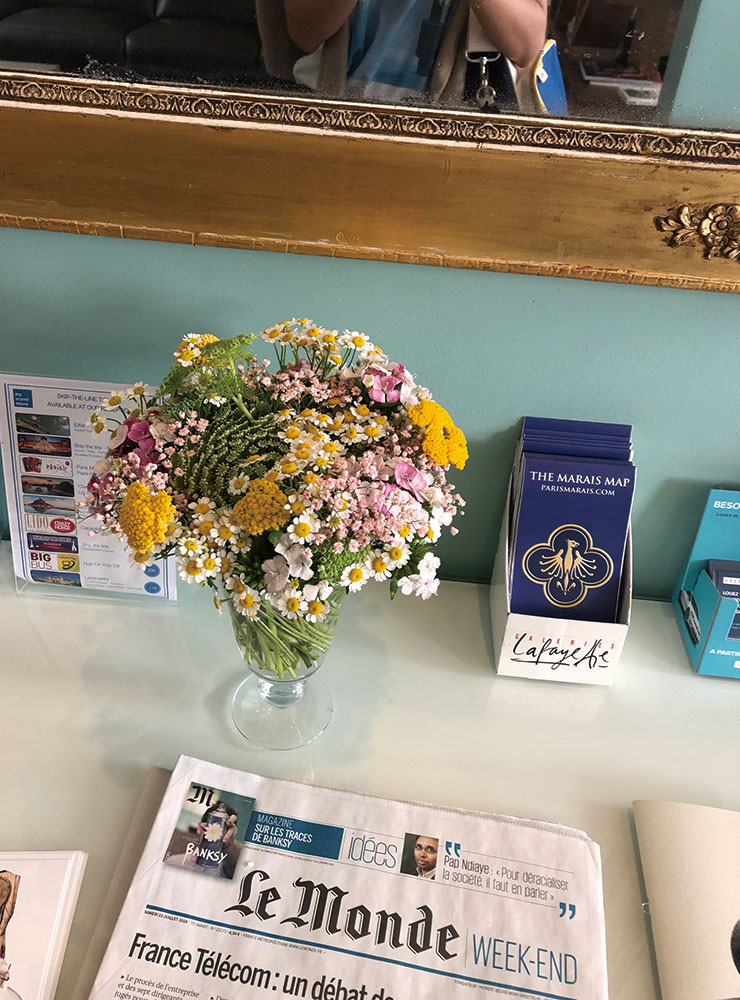 파리의 풍경. 어딜 가나 자연스럽게 꽃과 식물이 놓여 있다.