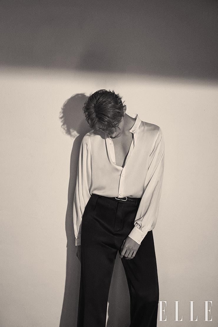 셔츠와 팬츠, 벨트는 모두 Saint Laurent by Anthony Vaccarello.
