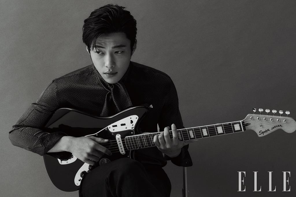 블랙 실크 타이 셔츠와 팬츠는 모두 Saint Laurent by Anthony Vaccarello.