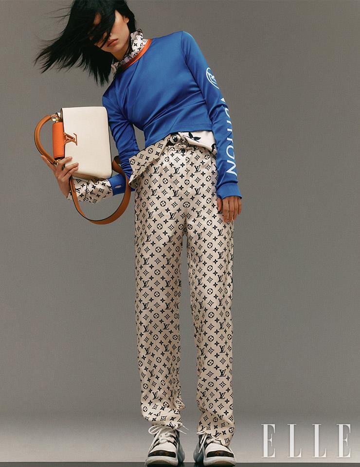 플랩 부분에 악센트 컬러를 더한 컬러 블로킹 ‘카퓌신BB’ 백, 모노그램 패턴의 파자마 셔츠와 팬츠, 블루 티셔츠, ‘LV아치라이트’ 스니커즈는 모두 Louis Vuitton.
