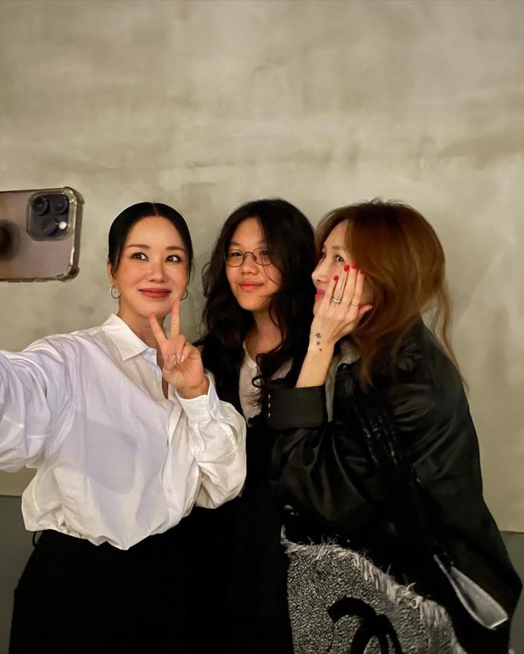 엄지온, 엄정화, 윤혜진