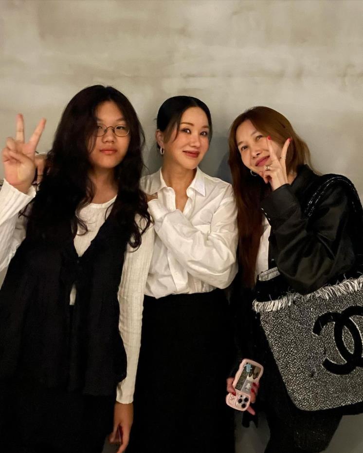 엄지온, 엄정화, 윤혜진