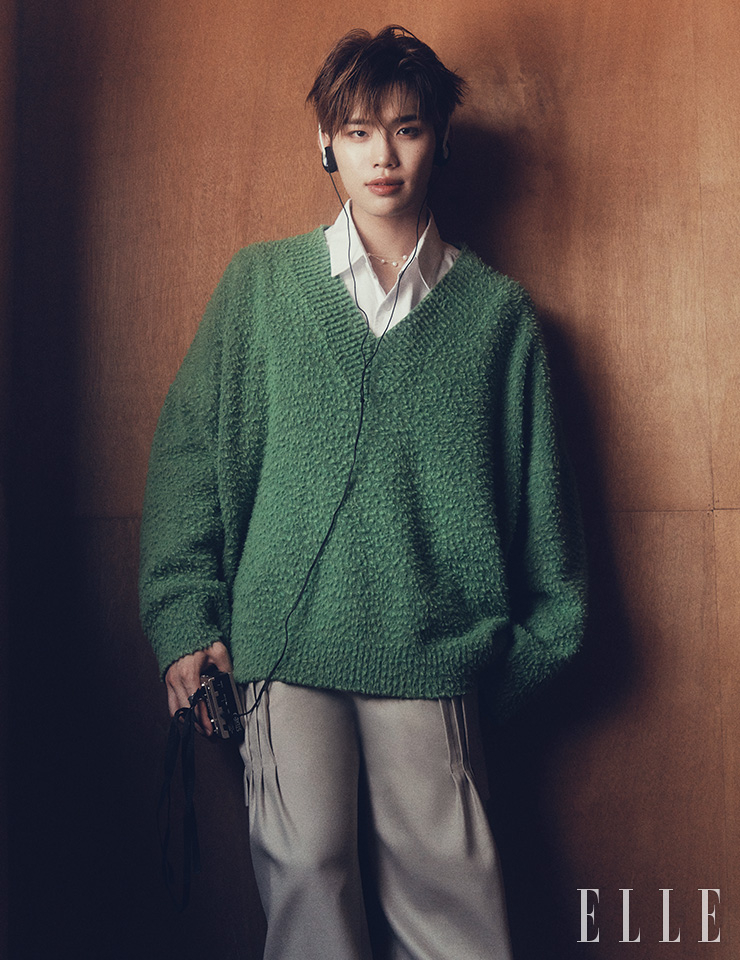 브이넥 스웨터는 Loewe. 벨티드 팬츠는 Neu_in. 네크리스는 Jiwon Choi. 화이트 셔츠는 스타일리스트 소장품.