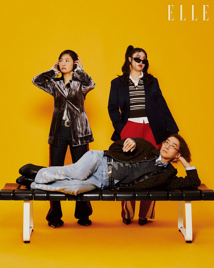강성희가 입은 그레이 재킷은 GANNI by BEAKER, 이너 패턴 블라우스는 Johnny Hates Jazz, 팬츠는 RED Valentino by YOOX, 골드 힐은 Gianvito Rossi, 네크리스는 Portrait Report, 벨트와 링은 모두 스타일리스트 소장품. 신해솔이 입은 재킷은 EENK, 스트라이프 니트는 VOCAVACA, 이너 화이트 셔츠는 Beaker, 팬츠는 SEOUU, 힐은 Dolce&Gabbana, 선글라스는 Gentle Monster, 네크리스는 Portrait Report, 링은 스타일리스트 소장품.추승엽이 입은 재킷은 Maison Kitsuné, 이너 블루 셔츠는 Studio Nicholson, 팬츠는 rom Arles, 안경은 본인   소장품 , 베스트와 타이, 링은 모두 스타일리스트 소장품. 