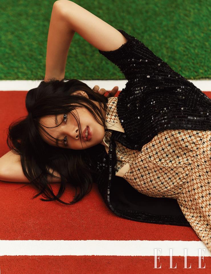  스팽글 재킷과 모노그램 패턴 드레스는 모두 Celine.