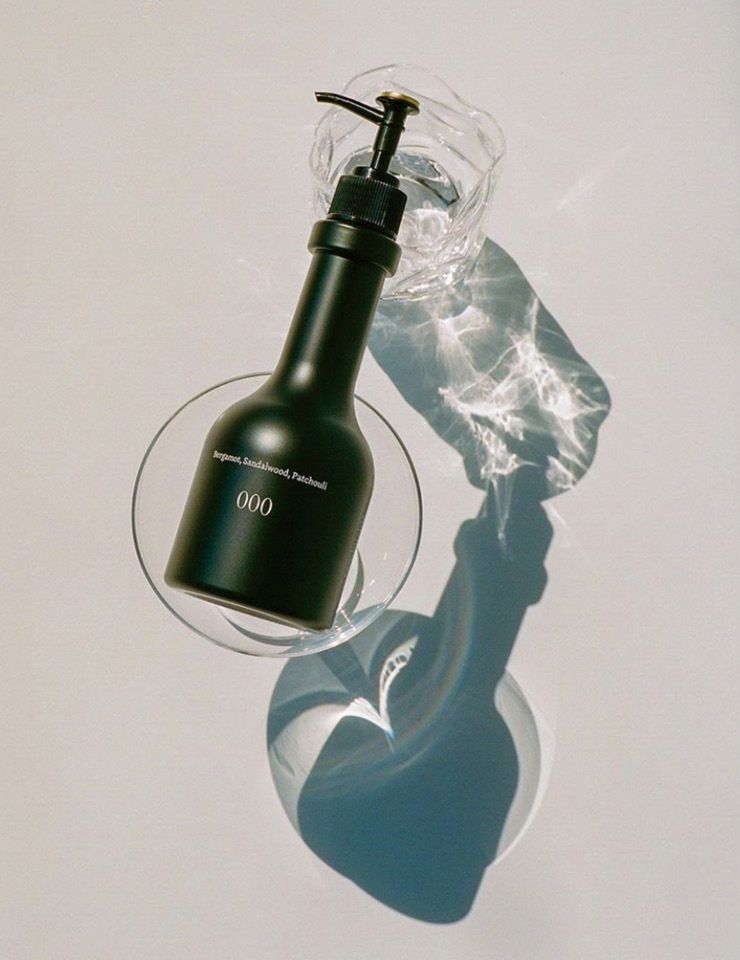 그윽한 샌들우드의 잔향이 살결에 자연스럽게 남는다. 누드 에이치 앤드 크림, 000, 7만1천원, Tamburins.