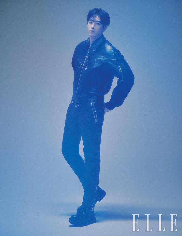 가죽 재킷과 팬츠, 블랙 부츠는 모두 Alexander McQueen