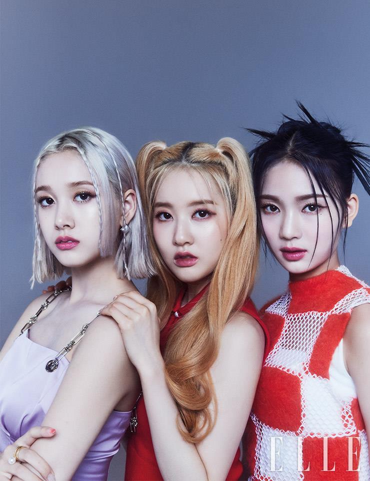 재이가 입은 체인 어깨끈이 달린 드레스는 Kimzisu. 스퀘어 펄 이어링은 Tinatina. 시은이 입은 레드 슬리브리스 니트 톱은 Notyourrose. 아이사가 입은 체커보드 패턴 드레스는 Dohye yun.