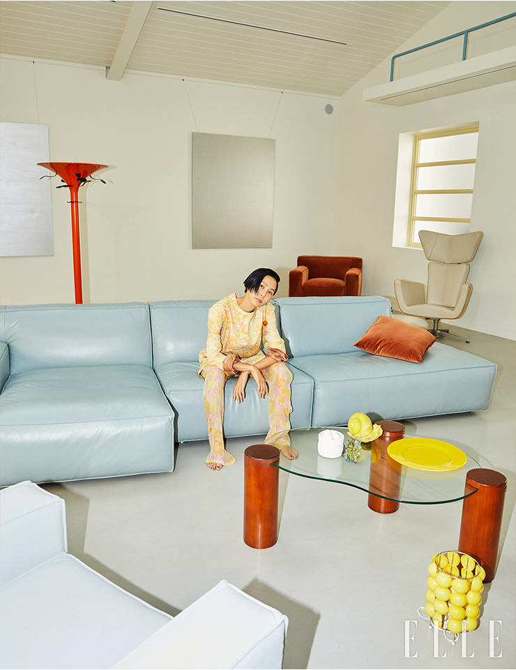  보눔 4인 라운지 소파(프렌치모이어 컬러 베지탄 가죽)는 7백41만원, 보눔 1인 소파(시나몬 컬러 라리오 벨벳)는 1백 9만원, 뚜따 1인 체어(파우더 컬러 드리밍 헤비 가죽)는 2백47만원, 모두 Alloso. 톱, 팬츠, 이어링은 모두 Dries Van Noten. 