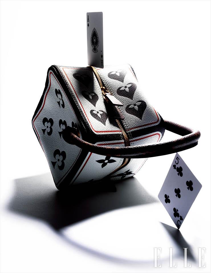 가죽 소재의 스퀘어 백은 4백15만원, Louis Vuitton.