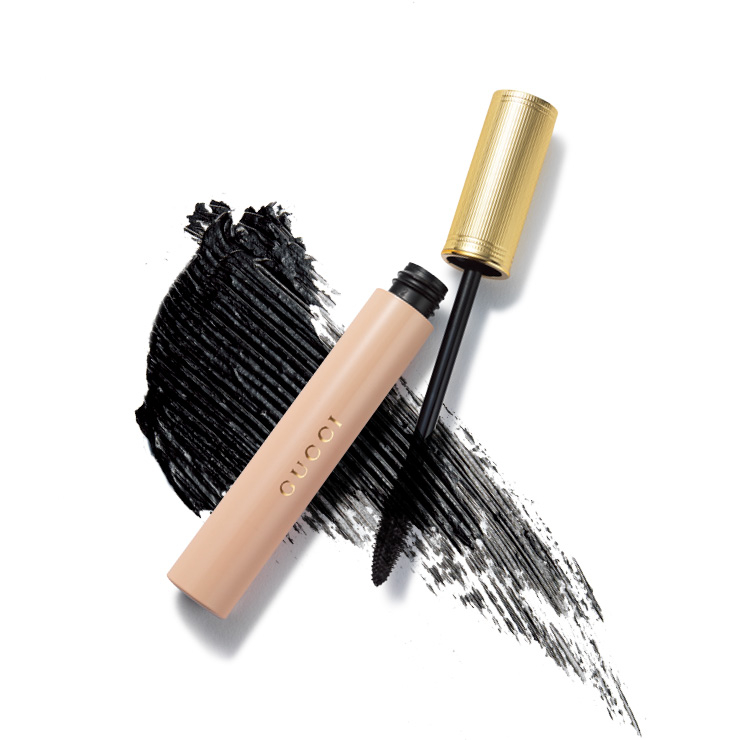 덧바를수록 반항적인 케이트 모스 아이 메이크업과 가까워지는 마스카라 옵스뀌흐, 4만8천원, Gucci Beauty. 