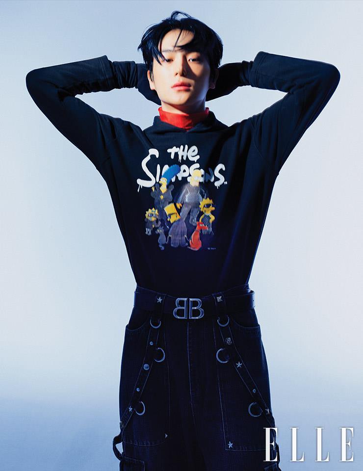 후디드 스웨트셔츠와 데님 팬츠, 글러브, 스카프, 벨트, 링은 모두 Balenciaga.