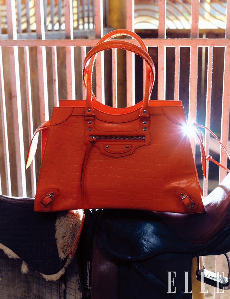 악어가죽 효과를 살린 라지 사이즈의 ‘네오 클래식 백’은 Balenciaga.