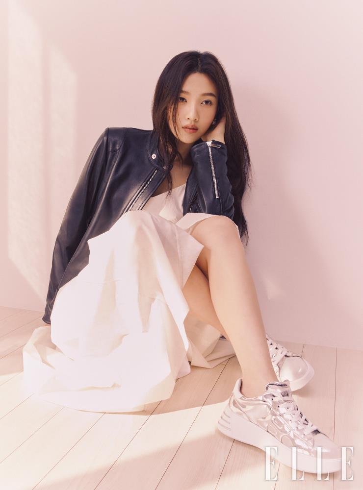 메탈릭한 실버 컬러의 ‘레벨’ 스니커즈와 가죽 재킷은 모두 Hogan. 화이트 드레스는 Nancy Boo.