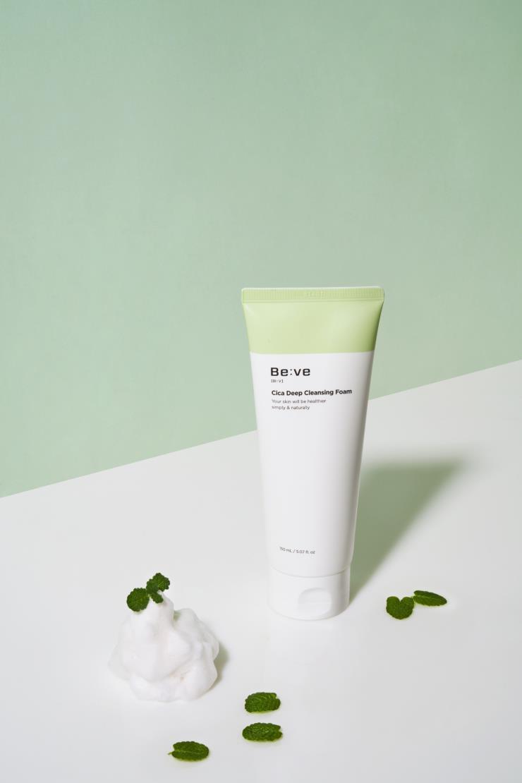 비브 시카 딥 클렌징 폼 - 진정효과가 있는 병풀 추출물이 정제수보다 많이 든 ‘미세먼지 세정 시험’임상 자료를 구비한 비건 폼 클렌저. 여드름 피부의 각질 제거와 항염에 도움이 되는 살리신살도 함유. 150mL, 1만6천원.