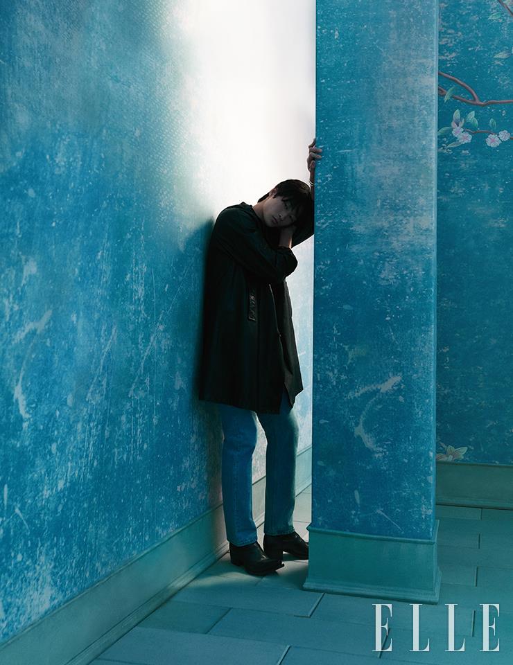 왼손에 착용한 티파니 락 뱅글은 모두 Tiffany & Co. 레더 미디 코트와 첼시 부츠는 모두 Prada. 데님 팬츠는 Séfr by 10 Corso Como Seoul.