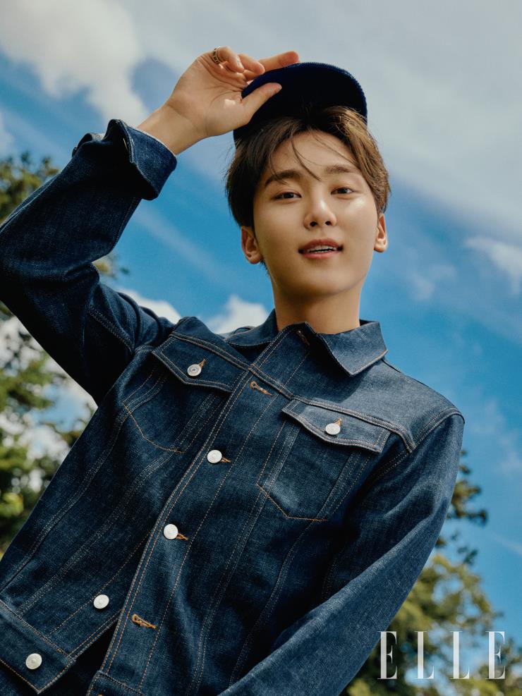 데님 자켓은 DIOR MEN, 네이버 컬러 볼캡은 DSQUARED2.
